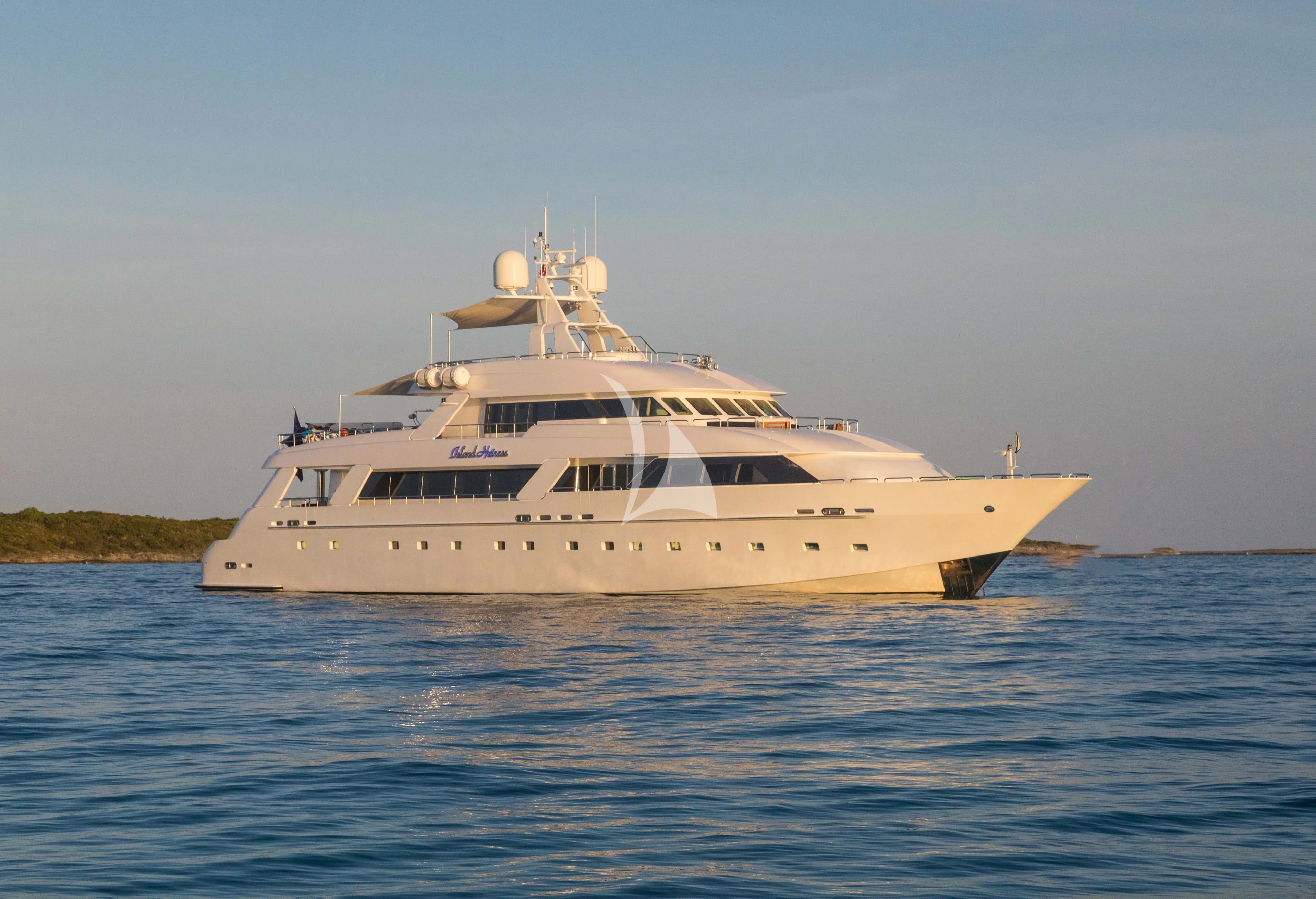 ISLAND HEIRESS — photo 2